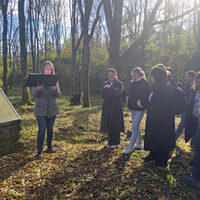 Nachwuchskräfte informieren sich auf dem Friedhof in Verdun.