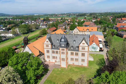 Wer an der Umfrage teilnimmt, kann mit etwas Glück Eintrittskarten für den Kultursommer rund um Schloss Salder gewinnen. (Foto: André Kugellis/Stadt Salzgitter)