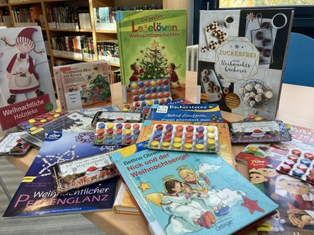 Vorfreude auf Weihnachten in der Stadtbibliothek mit vielen Medien und kleiner Nascherei.