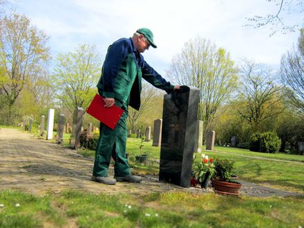 In den kommenden Monaten werden die Grabsteine die Grabsteine auf ihre Standsicherheit hin überprüft.