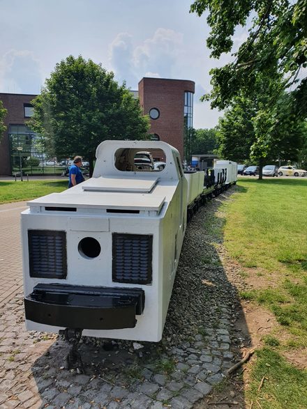 Grubenbahn vor dem Bahnhof Salzgitter-Lebenstedt.