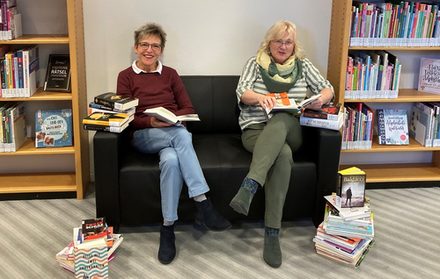 Haben den Büchermarkt nach interessanten Neuerscheinungen durchstöbert und freuen sich auf einen literarischen-kulinarischen Abend: Sylvia Fiedler (links) und Barbara Henning von der Stadtbibliothek Salzgitter.