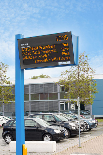 Der neue Fahrgastinformationsanzeiger in der Joachim-Campe-Straße vor dem Rathaus.