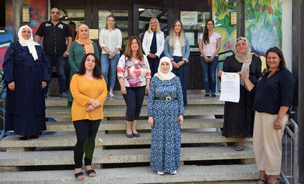 Martina Malak (rechts), Fachgebietsleiterin Kommunale Kinder- und Jugendförderung im Fachdienst Kinder, Jugend und Familie, Medine Karatas (hinter Reihe rechts), Teamleiterin im Fachgebiet Sozialpädagogische Dienste im Fachdienst Kinder, Jugend und Familie und Bernadeta Kocot-Miczka (hintere Reihe dritte von rechts), Teamleiterin Schulsozialarbeit im Fachdienst Kinder, Jugend und Familie, gratulierten den Teilnehmenden.