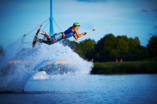 Wassersportler an der Wasserskianlage.