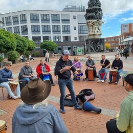 Drumcircle vor dem Stadtmonument in Lebenstedt