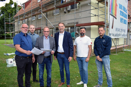 Stellten die Grundsanierung an dem Haus Veronikastraße 23 vor (von links): Andreas Bittner, Leiter des Referats Stadtumbau und Soziale Stadt; Sebastian Henschel, Mitarbeiter im Referat Stadtumbau und Soziale Stadt; Dr. Wolfgang Müller, Justizar des Immobilienunternehmens Van der Horst; Stadtbaurat Michael Tacke; Alexander Sorokin, Geschäftsführer der Bau Solution GmbH sowie Marc Rösner, Vermieter der Van der Horst Wohnen GmbH