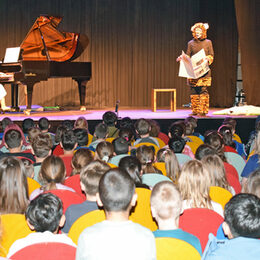 Streifentiger Claudia Runde von der Musikschule Detmold und Klavierlehrerin Natalia Gamper zauberten in der Kulturscheune.