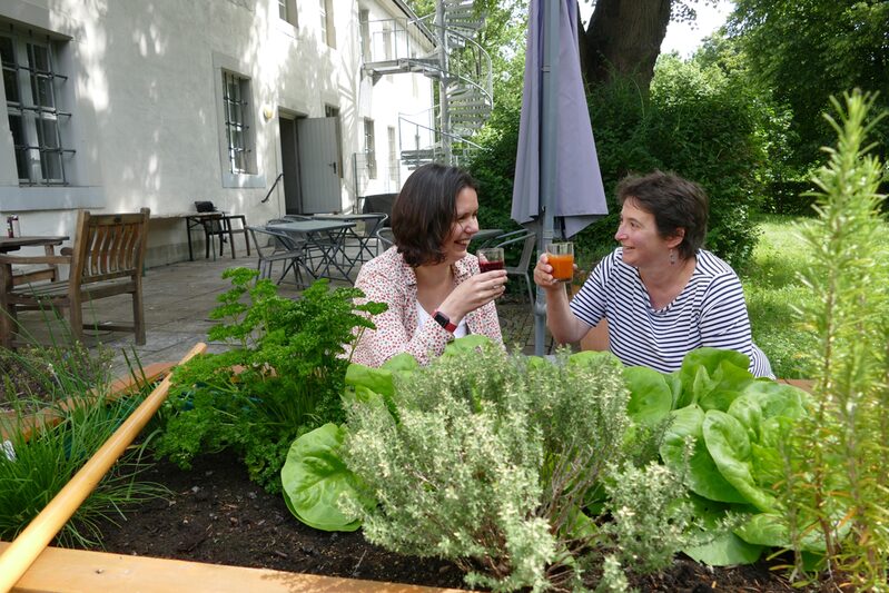 In den neuen Bildungsurlauben der Volkshochschule (VHS) Salzgitter stehen Gesundheitsförderung, Prävention und bewusste Ernährung im Mittelpunkt. Die pädagogischen Mitarbeiterinnen Paula Grüneberg (links) und Kerstin Breshler-Moser stellen die Neuheiten rund um diese aktuellen Themen vor.