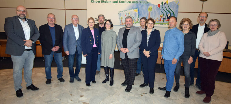 Erster Stadtrat Eric Neiseke (links) begrüßte gemeinsam mit Renate Löffler, Direktorin des Amtsgerichtes Salzgitter (6. von links) und Carola Benninghoven-Struß, stellvertretende Direktorin des Amtsgerichtes Salzgitter (5. von rechts) die Schiedspersonen im Rathaus der Stadt Salzgitter.