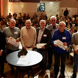 Die Ehrenamtlichen des Alstom Werkmuseums Salzgitter mit Oberbürgermeister Frank Klingebiel, Annette Schudrowitz (Geschäftsführung Bäder, Sport und Freizeit Salzgitter GmbH) und Clemens Löcke, der als Moderator durch die Veranstaltung führte.