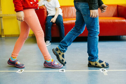 Fortbildung für Fach- und Lehrkräfte: Am 4. Dezember startet der vierte Workshop der neuen Kooperation der Volkshochschule und der „Stiftung Kinder forschen“. Unter dem Titel „Mit Mathematik frische Luft schnappen – Praxisimpulse für draußen“ können pädagogische Fachkräfte aus Kitas und Horten sowie Lehrkräfte aus Grundschulen viele Anregungen mitnehmen.