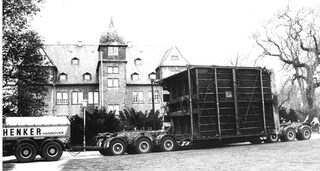 Der Transport der Bockwindmühle zum Städtischen Museum Schloss Salder.